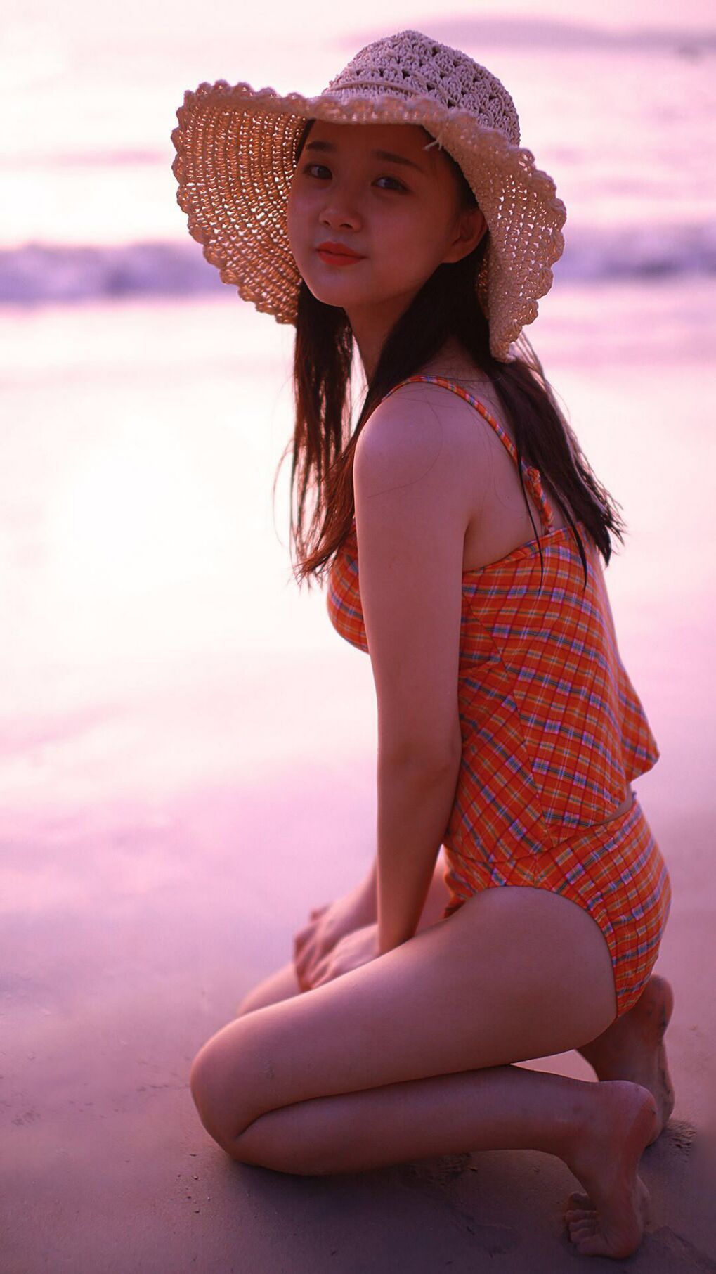 千钧一发:双方形势悬殊,胜利只在一线之间,千钧一发原指